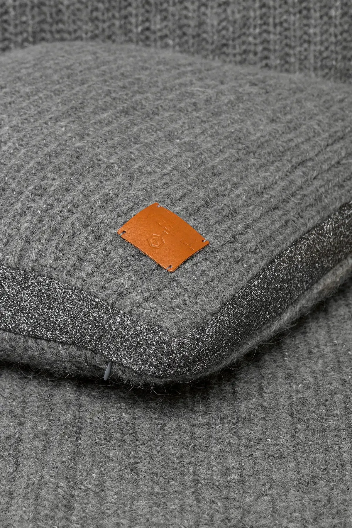 KNITWEAR PILLOW WITH GLITTERY EDGE - GREY