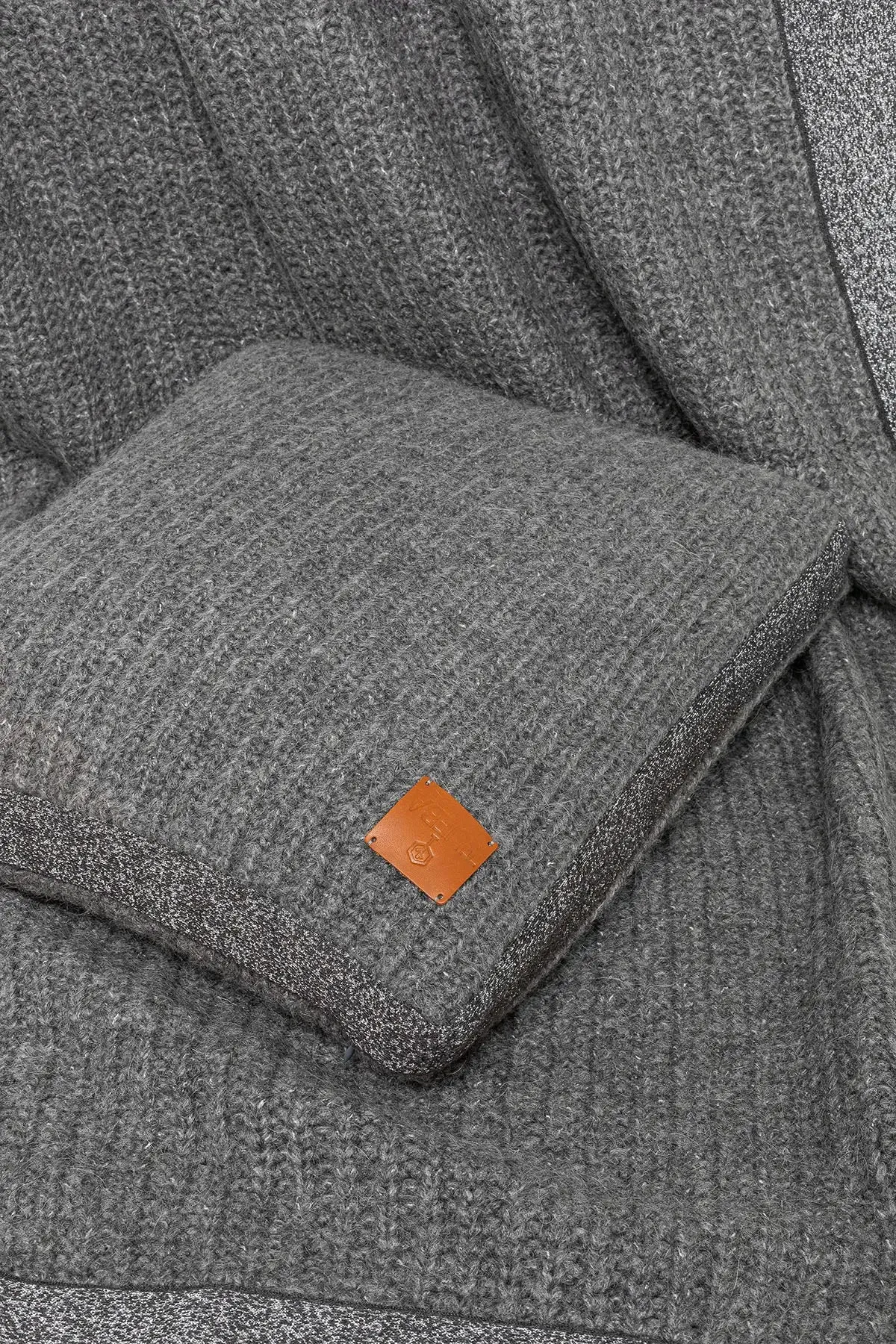 KNITWEAR PILLOW WITH GLITTERY EDGE - GREY