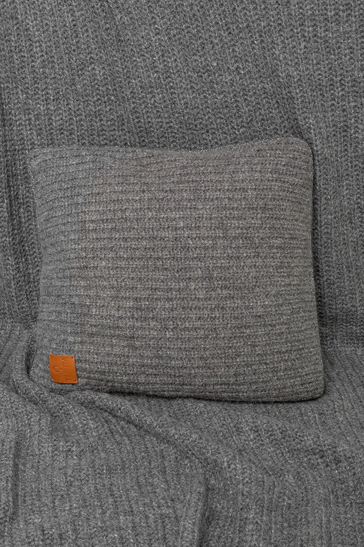 KNITWEAR PILLOW WITH GLITTERY EDGE - GREY