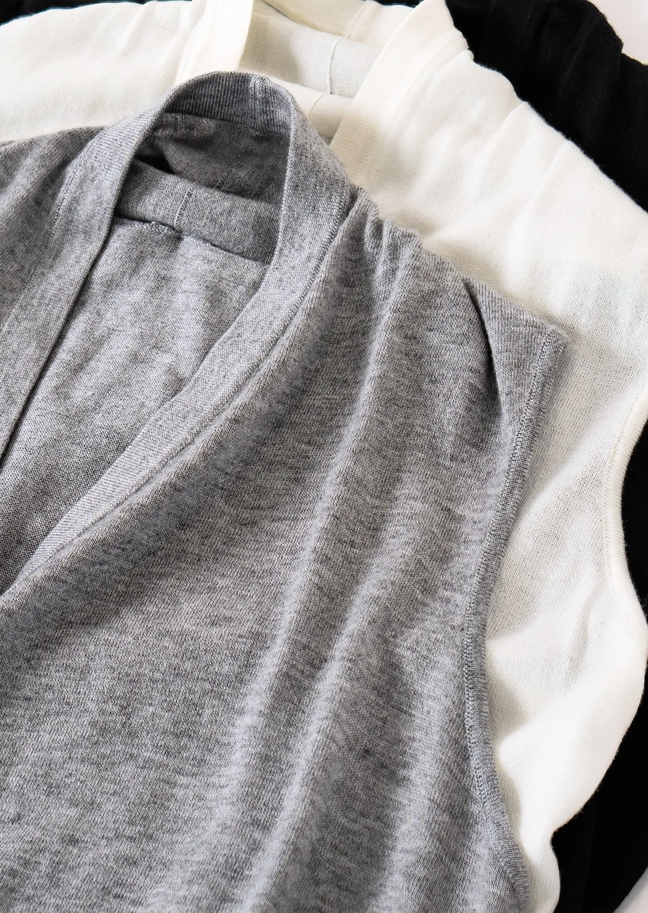SLIM V NECK SLEEVELESS